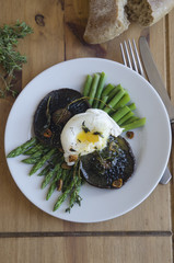 Asparagus with mushrooms and poached egg