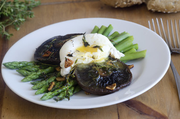 Asparagus with mushrooms and poached egg