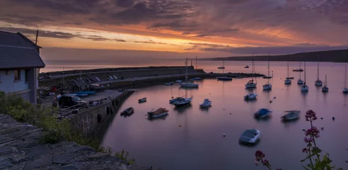 Photo sur Aluminium Mer / coucher de soleil Dawn breaking over a harbour with small boats and yachts