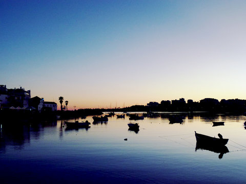 Barcos de pesca parados na ba&iacute;a