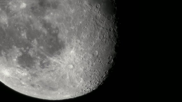 Mond durch Teleskop mit Kratern