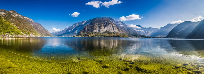 Fototapeten Crystal clear mountain lake in Alps, Hallstatt, Austria © shaiith