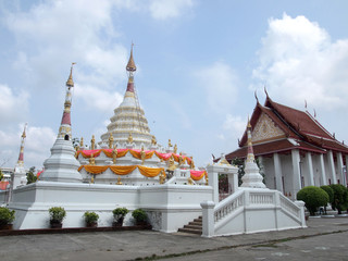 Fototapeta premium White stupa or jedi Thai style in Wat Songtham Worawihan