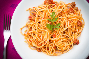 Spaghetti al ragù su tovaglia 