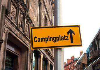 Fototapeta na wymiar Strassenschild 44 - Campingplatz