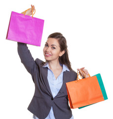 Modische junge Frau zeigt ihre Einkäufe