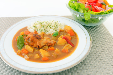 美味しそうなカレーとサラダ