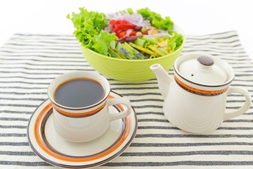 新鮮なサラダと珈琲