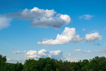 Blauer Himmel mit Wolken und grünen Hintergrund