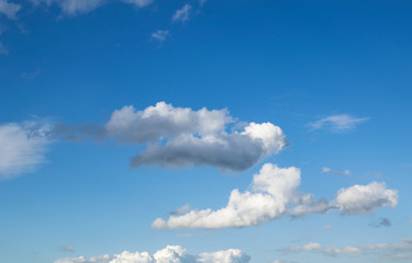 Naklejka na ściany i meble Wolken mit blauen Himmel als Formation