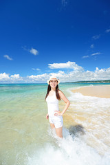 Fototapeta na wymiar 南国沖縄の美しいビーチと女性 
