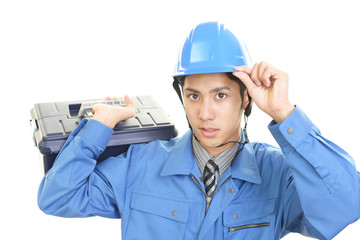 真剣な表情の労働者