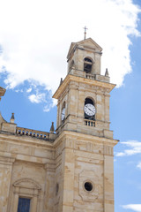 Fototapeta na wymiar Torre Basílica de Nuestra Señora del Rosario de Chiquinquirá