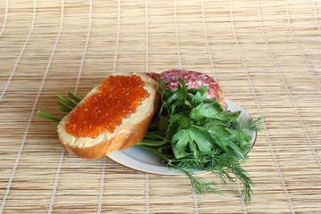 Бутерброды с колбасой и красной икрой, и зелень