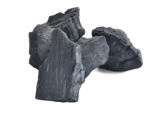 Schwarze Holzkohl Brennstoff für Grill isoliert auf weiss