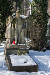 Trauernde Kinder-Figuren auf verlassenem Friedhof