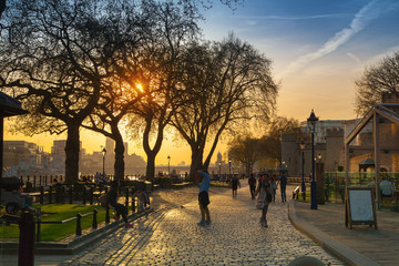 Obraz premium LONDON, UK - APRIL 15, 2015: Tower park in sun set. 