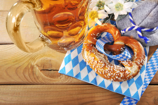 Bayerische Oktoberfestbreze mit Bier

