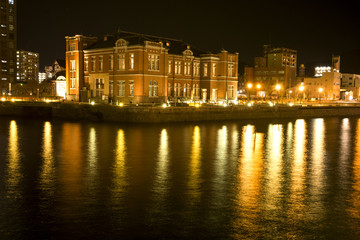 Fototapeta na wymiar 旧門司税関と海の夜景