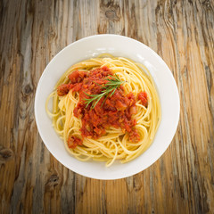 Spaghetti al ragù su tavolo in legno 