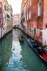 Gondoles sur un canal à Venise, Italie