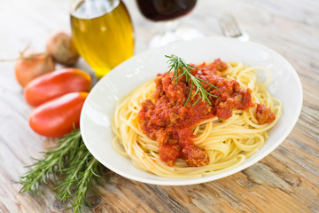 Spaghetti al ragù su tavolo in legno 