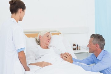 Obraz premium Doctor explaining report to female patient and husband