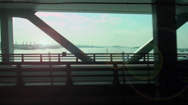 電車走行中に鉄橋からの車窓風景