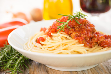 Spaghetti al ragù su tavolo in legno 