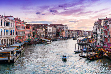 Fototapeta na wymiar Circulation le soir sur le grand canal de Venise, Italie