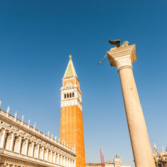 Fototapeta premium Le lion et le Campanile place Saint Marc à Venise, Italie