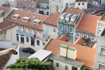 Fototapeta na wymiar Lissabon Santa Engracia, blick in enge Straßen