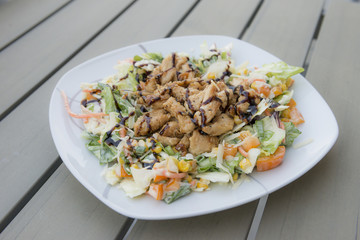 Salat mit Gemüse und gegrilltem Hühnchen