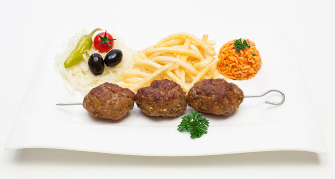 Bifteki-Spie&szlig; mit Pommes frites, Reis und Krautsalat