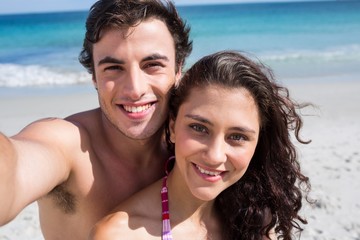 Obraz premium Happy couple smiling at camera