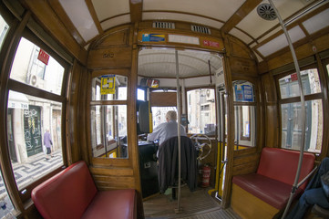 Straßenbahn 28 in Lissabon von innen