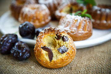  muffins stuffed with dried plums