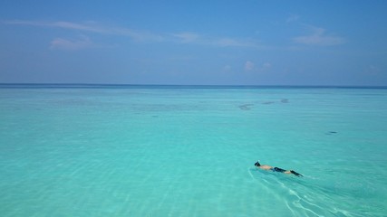 モルディブの海で泳ぐ