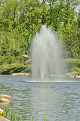 Fototapeta na wymiar Фонтан на озере в парке