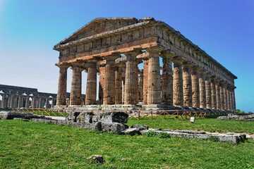Fototapeta na wymiar Paestum, Poseidontempel und Basilika