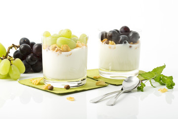 Magerjoghurt mit Cornflakes, Weintrauben, frische Minze