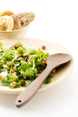 Feldsalat mit Speckwürfel, Croutons und Radieschen