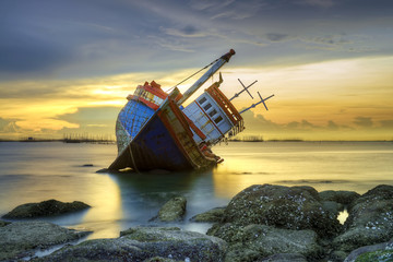 Shipwreck at sunset - obrazy, fototapety, plakaty