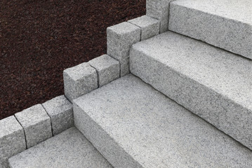 Außentreppe und Randsteine aus hellem und rauem Granit 
