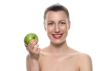 Hübsche Frau hält einen grünen Apfel vor weißem Hintergrund