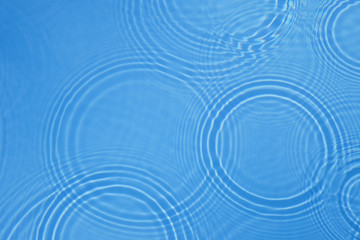 Fototapeta na wymiar Swimming Pool, Reflektionen im Wasser, Regentropfen