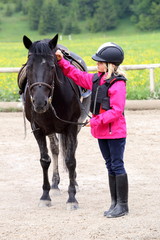 Mädchen mit schwarzem Pferd