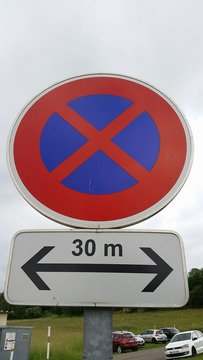 Panneau d'arr&ecirc;t et de stationnement interdit