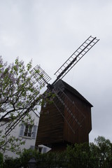 Fototapeta na wymiar Alte Holzmühle in Paris