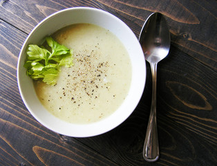 Zupa krem podana na stole